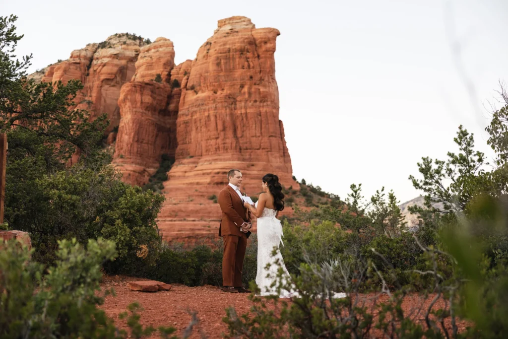 Panoramic picture of a wedding couple overlooking the red rock landscape of Sedona, Eagle Dancer Resort 